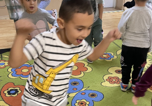 Dzieci biegaja po sali