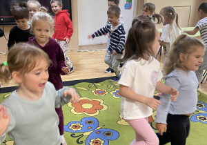 Dzieci biegają po sali