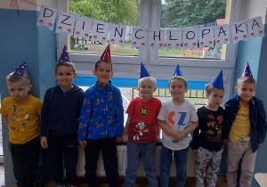 Chłopcy pozują do zdjęcia