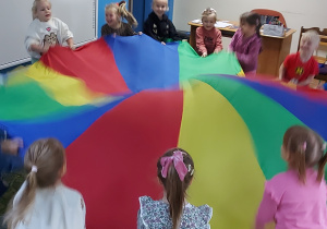 Dzieci bawią się chustą animacyjną