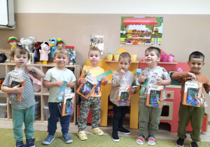 Dzieci pozują do zdjęcia w sali przedszkolnej