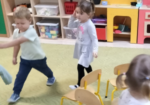 Dzieci chodzą wokoło ustawionych krzesełek
