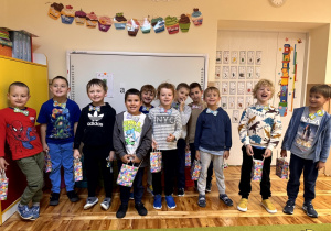 Chłopcy pozują do grupowego zdjęcia