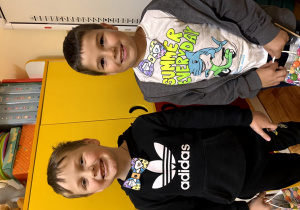 Chłopcy pozują do zdjęcia w muchach