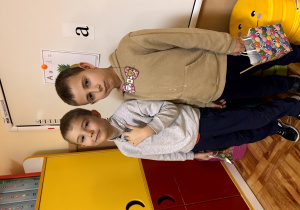 Chłopcy pozują do zdjęcia w muchach