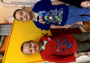 Chłopcy pozują do zdjęcia w muchach