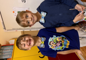 Chłopcy pozują do zdjęcia w muchach