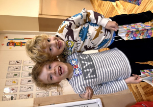 Chłopcy uśmiechają się do zdjęcia.