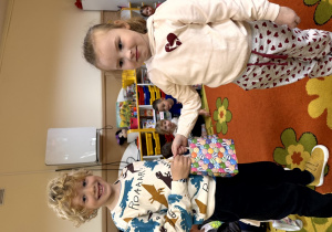 Dzieci pozuja do zdjęcia.