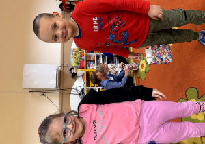 Dzieci pozuja do zdjęcia.