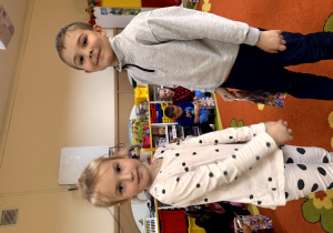 Dzieci pozuja do zdjęcia.