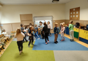 Dzieci tańczą przy muzyce