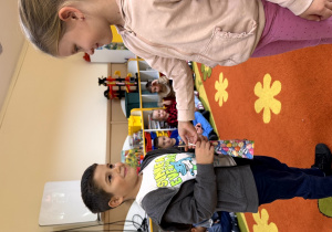 Koleżanka z grupy daje prezent chłopcu