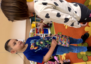 Koleżanka z grupy daje prezent chłopcu