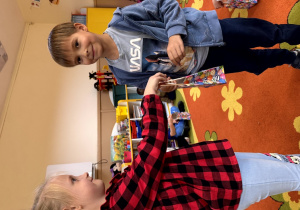 Dziewczynka daje prezent