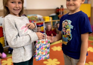 Dziewczynka daje prezent