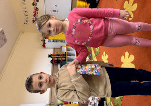 Koleżanka z grupy daje prezent chłopcu