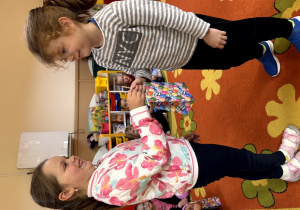 Koleżanka z grupy daje prezent chłopcu