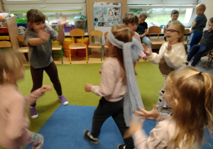 Dzieci bawią się w ciuciubabkę