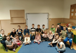 Dzieci pozują do zdjęcia