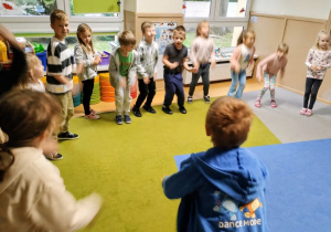Dzieci tańczą w kole