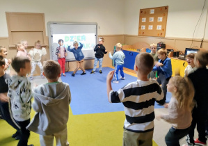 Dzieci tańczą w kole