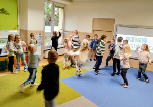Dzieci tańczą