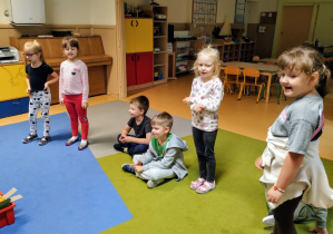 Dziewczynki składają życzenia