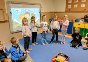 Dziewczynki składają życzenia