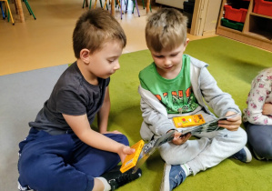 Chłopcy oglądają prezenty