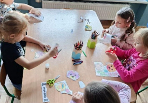 Dzieci wycinają misie z papieru