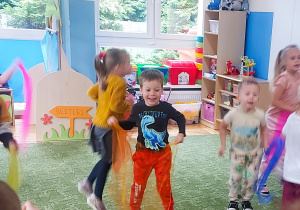 Dzieci tańczą z kolorowymi chustam