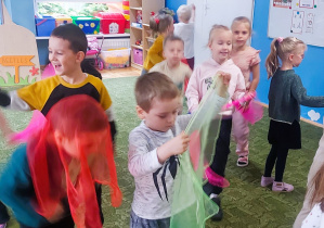 Dzieci tańczą z kolorowymi chustami