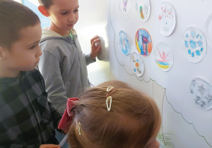 Dzieci wykonują drzewo talentów