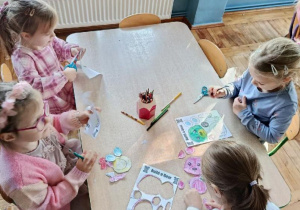Dzieci wycinają misia z papieru