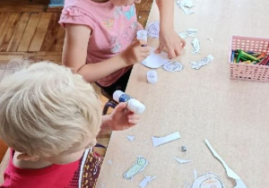 Dzieci wycinają misia z papieru