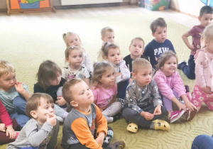 Dzieci słuchają czytanego przez panią psycholog opowiadania