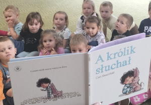 Dzieci słuchają czytanego przez panią psycholog opowiadania