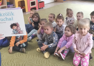 Dzieci słuchają czytanego przez panią psycholog opowiadania