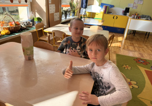 Chłopcy siędzą przy stoliku i robią gniotki