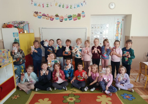 Dzieci wspólnie prezentują własnoręcznie wykonane gniotki