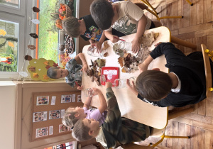 Dzieci przyklejają liście