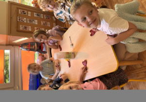 Dzieci robią gniotki z balonów i mąki ziemniaczanej