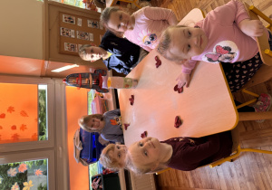 Dzieci robią gniotki z balonów i mąki ziemniaczanej