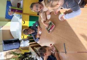 Dzieci rysują kredkami.