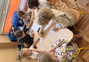 Dzieci rysują kredkami.