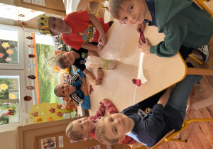 Dzieci robią gniotki z balonów i mąki ziemniaczanej