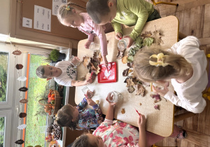 Dzieci smarują klejem