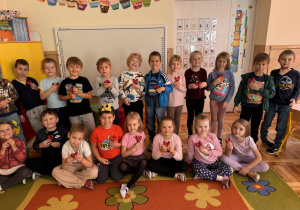 Dzieci wspólnie prezentują własnoręcznie wykonane gniotki