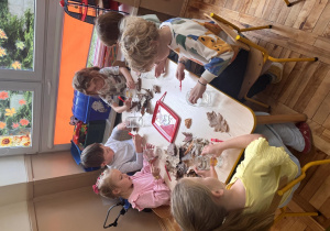 Dzieci przyklejają liście